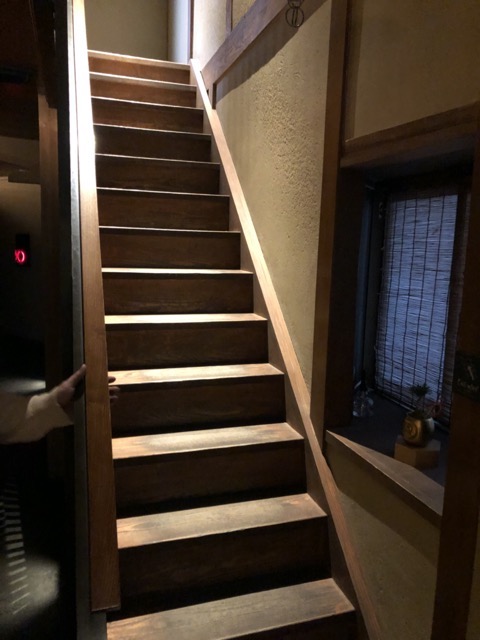 ni-yasushi-saka-starbucks-tokyo stair