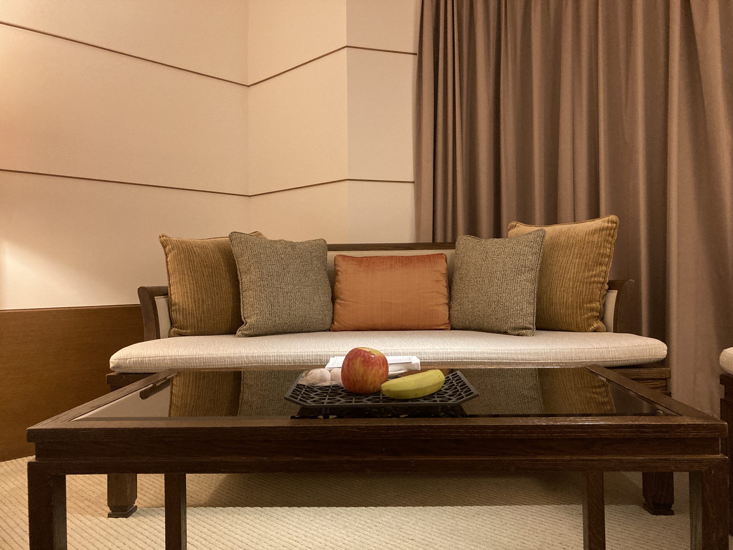 guide-hotel-taipei-regent sofa