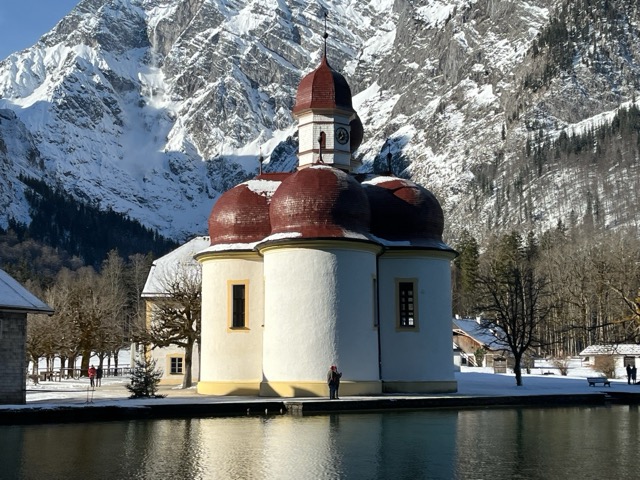 guide-take-bus-from-berchtesgaden-to-koenigssee-in-winter-1