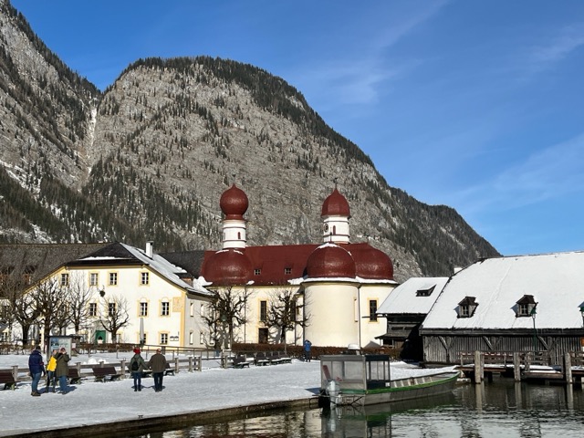 guide-take-bus-from-berchtesgaden-to-koenigssee-in-winter-6