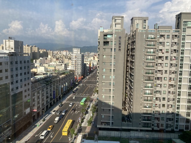 ihg-holiday-inn-express-taichung-park room window view