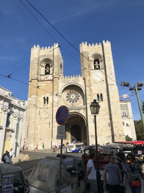 lisbon-tram cathedral
