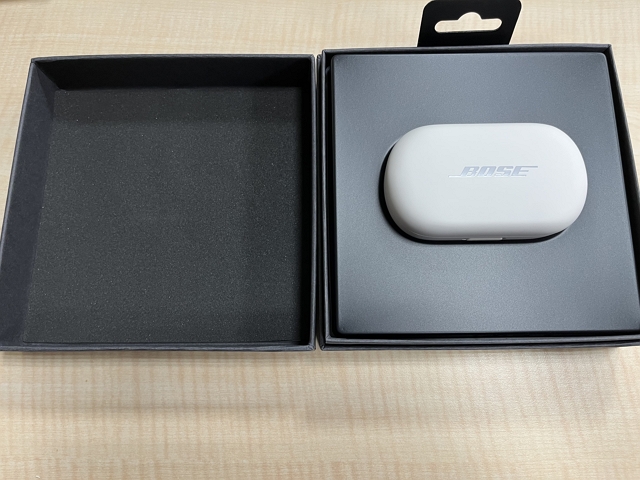unboxing-bose-quietcomfort-earbuds with case