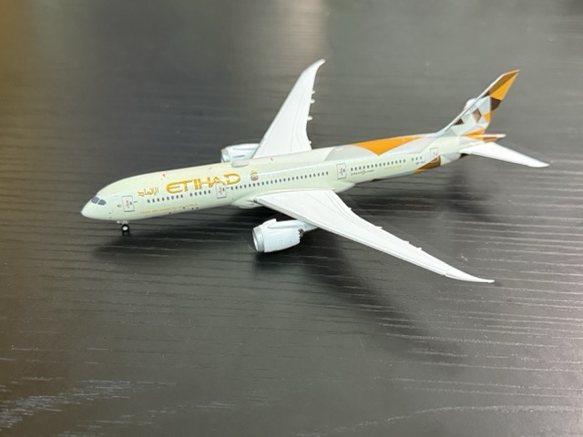 unboxing-etihad-airways-boeing-787-9-a6-blz-modal-plane-3