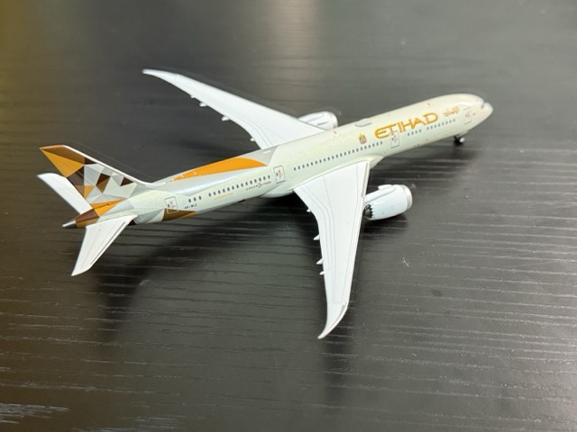 unboxing-etihad-airways-boeing-787-9-a6-blz-modal-plane-4